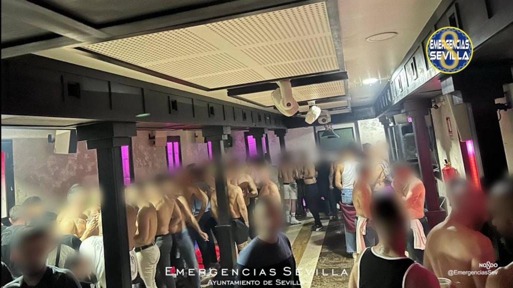 Participantes en la fiesta, tras la llegada de la Policía Local.