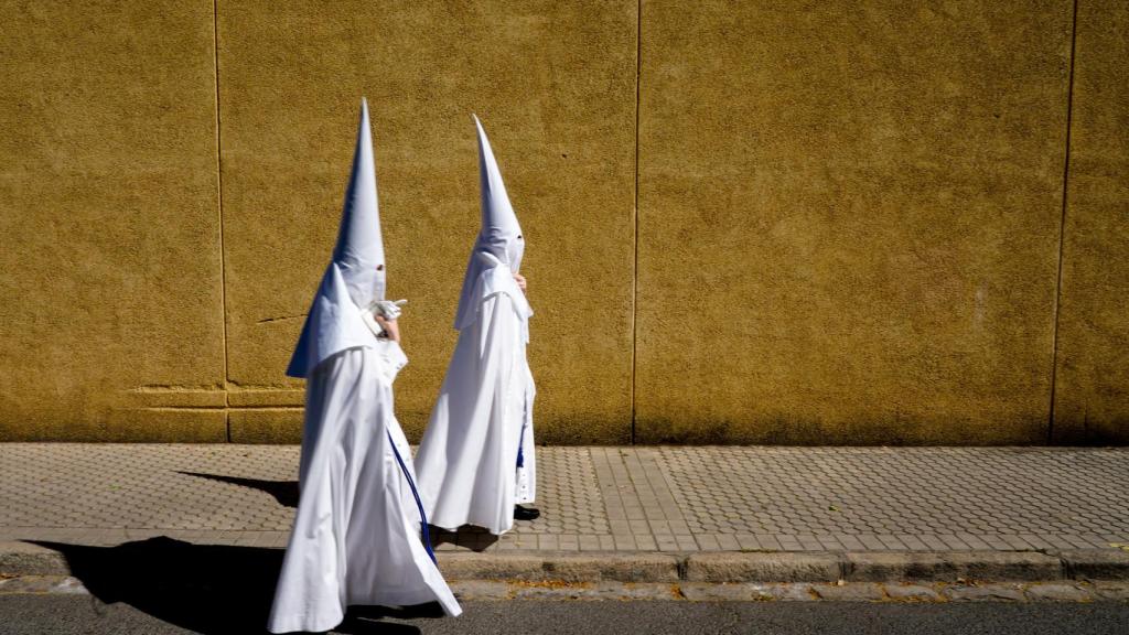 Nazarenos de la Hermandad de la Paz , en la Iglesia de San Sebastián durante la salida de la cofradía de La Paz.