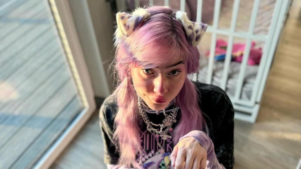 Meow Dalyn, la 'streamer' que se considera un perro: duerme en una jaula.
