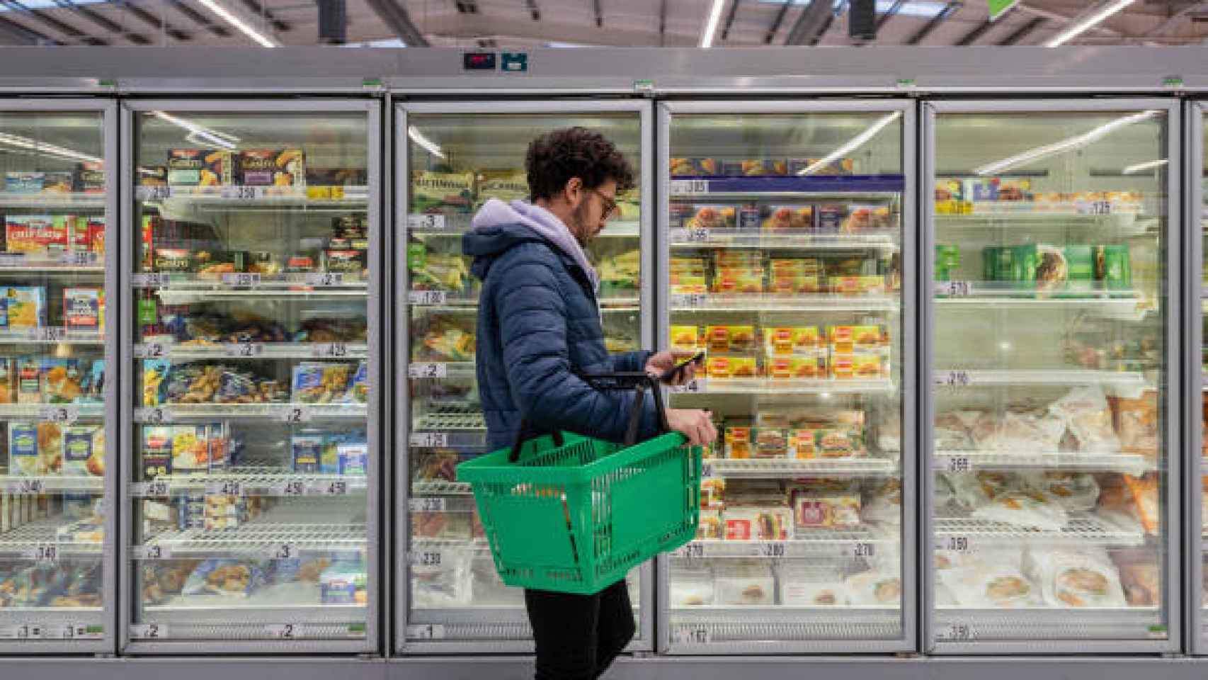 Una persona realizando la compra en el supermercado