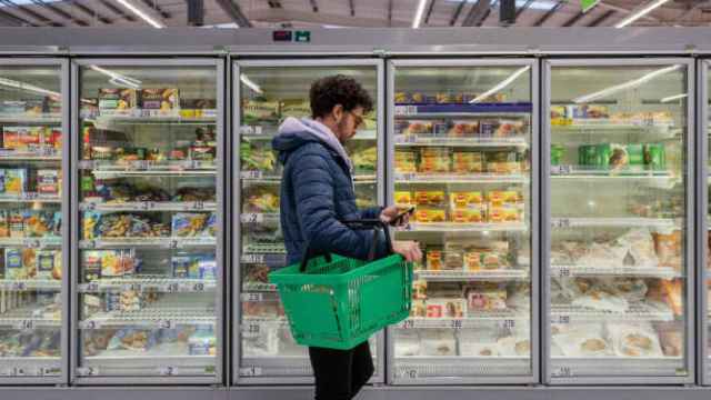 Una persona realizando la compra en el supermercado