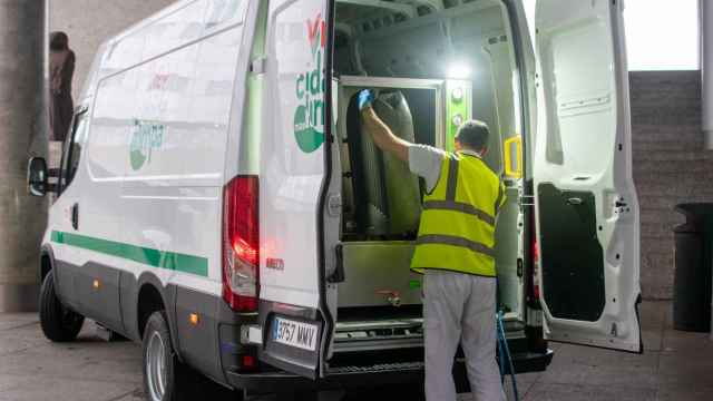 Nuevo furgón lavapapeleras del servicio de limpieza municipal de Vigo.