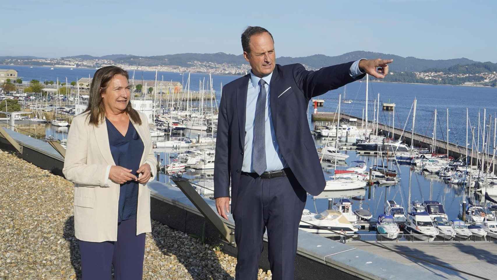 La delegada de la Xunta en Vigo, Ana Ortiz y el presidente del Puerto olívico, Carlos Botana en una imagen de archivo.