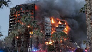 Polémica con el crowdfunding del incendio de Valencia: hay vecinos que recaudan hasta 17.500 € al margen del oficial