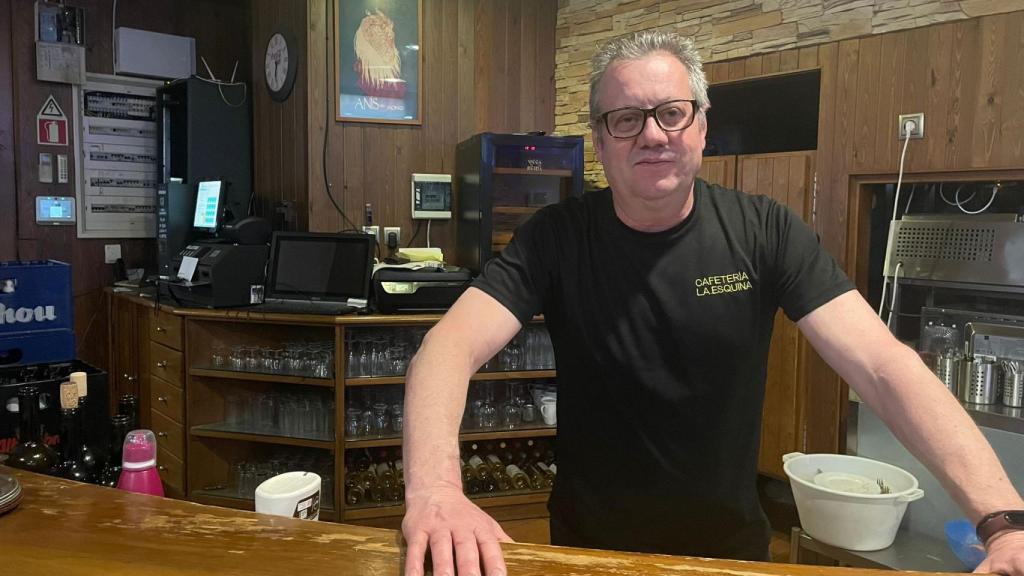 José María durante la visita de EL ESPAÑOL a su bar.