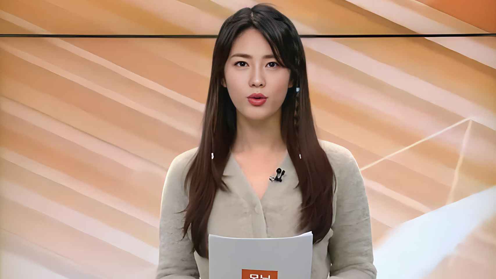 Zae-In presentando noticias en la cadena corean SBS.