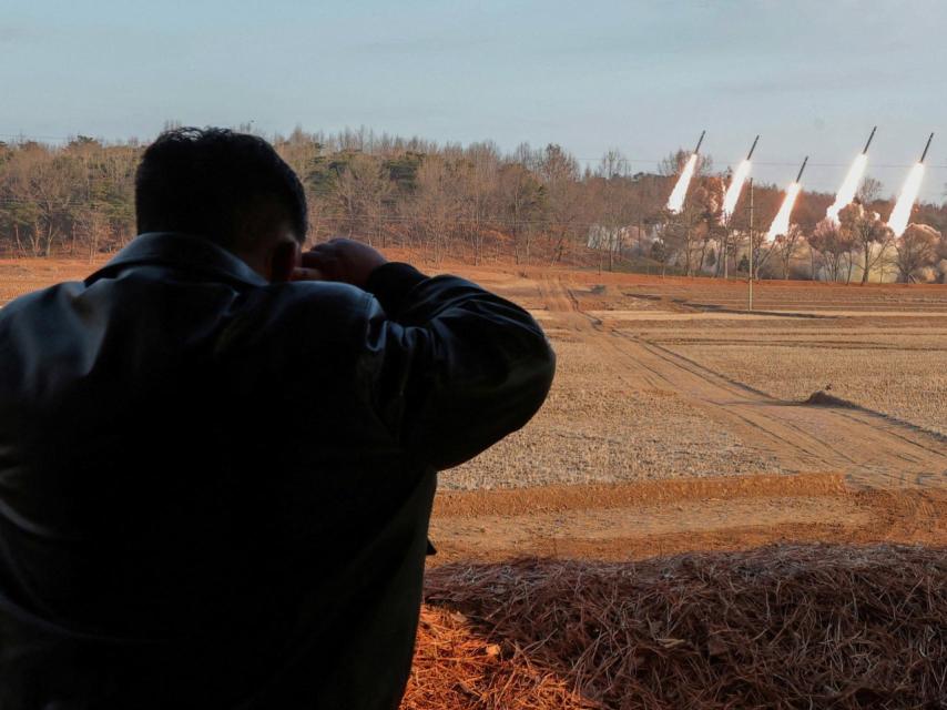 Kim Jong-un supervisando las maniobras militares de los misiles KN-25