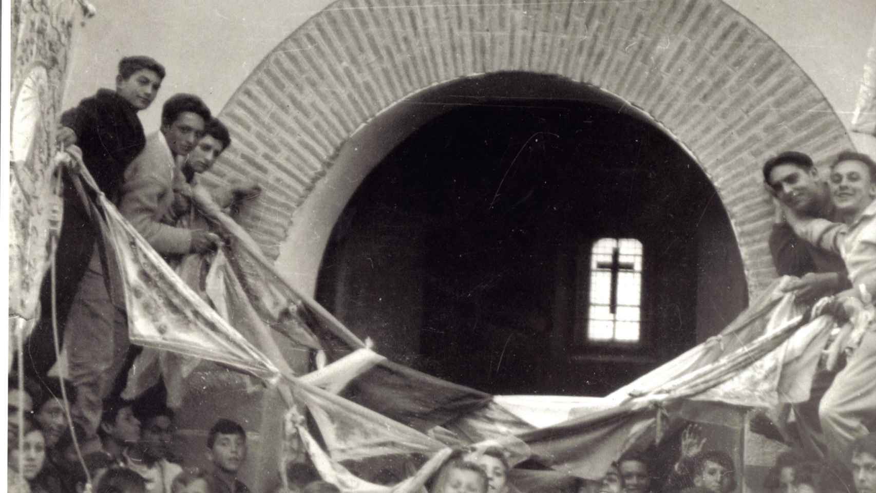 Foto antigua de la romería con mozos de Matapozuelos