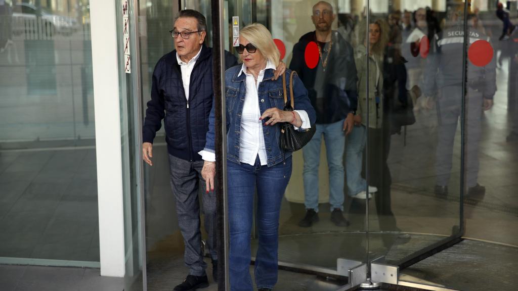 El exvicepresidente del Comité Técnico de Árbitros (CTA) José María Enríquez Negreira (i) a su salida de la Ciudad de la Justicia de Barcelona.