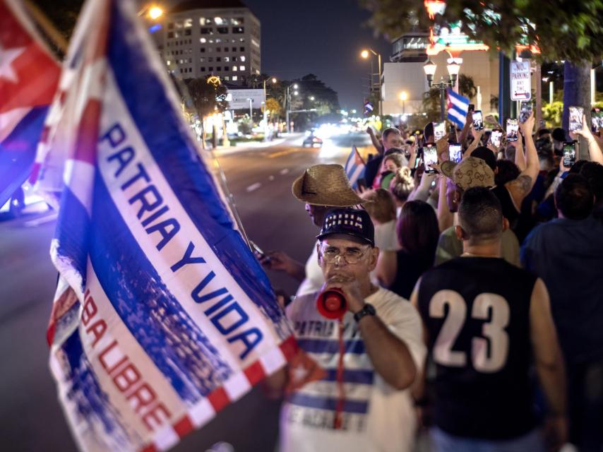 Cubanos de Miami protestan contra la dictadura socialista cubana.