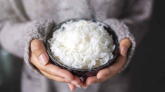 El sencillo truco del arroz que usan las japonesas para eliminar las arrugas y que arrasa en España