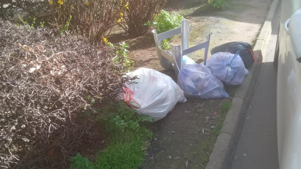 Bolsas de basura en la calle Puerta Nueva