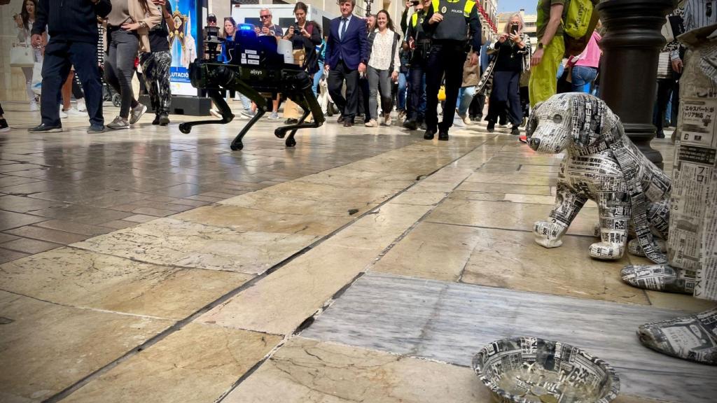 El perro-robot y el de un mimo de calle Larios.