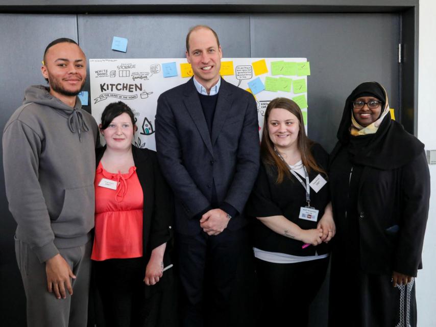 El príncipe Guillermo junto a algunos de los participantes del proyecto.