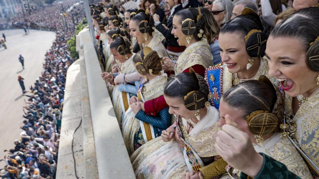 Las falleras de Valencia durante la última mascletà.