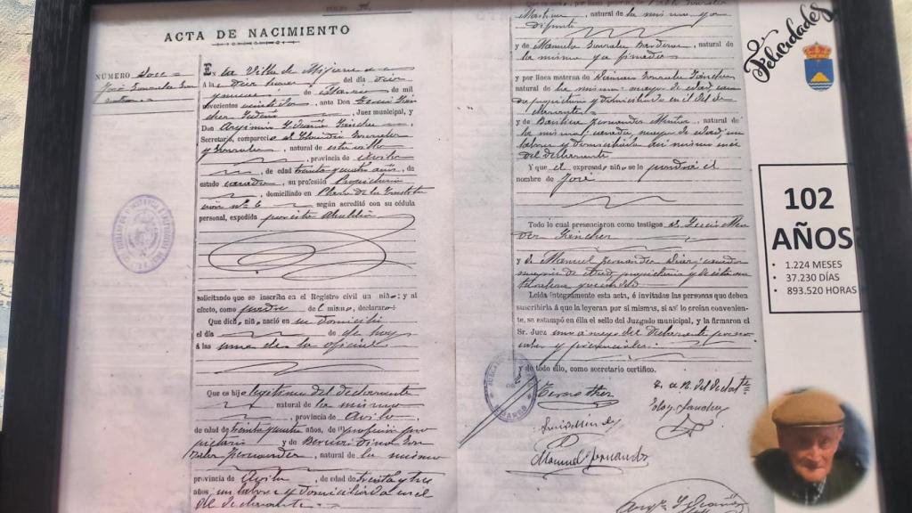 El regalo entregado a José, con su acta de nacimiento.