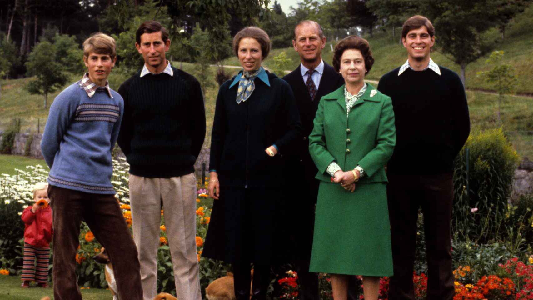 De izquierda a derecha: el príncipe Eduardo, Carlos III, la princesa Ana, el príncipe Felipe, la reina Isabel II y el príncipe Andrés, en 1979.
