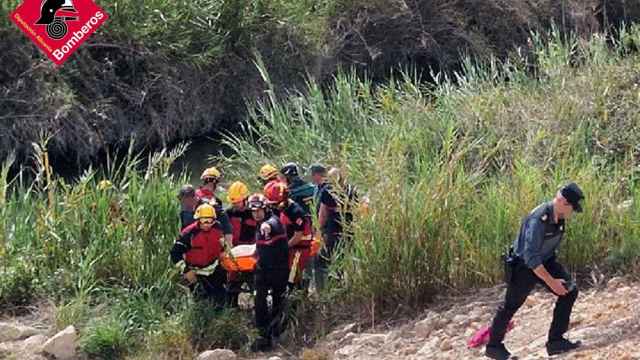Los bomberos hallan el cuerpo sin vida del menor desaparecido en un río.