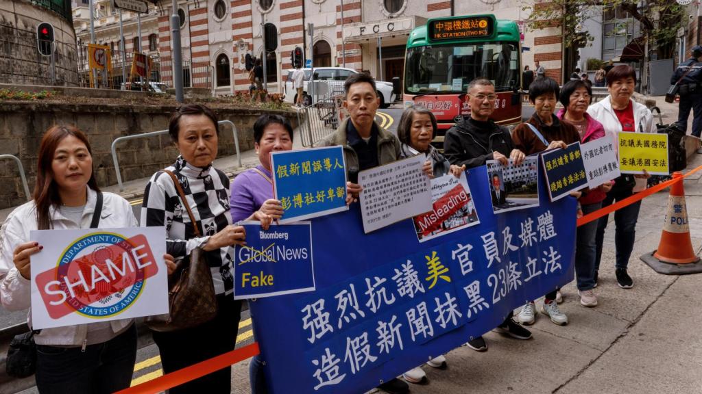 Una manifestación prochina contra 'Bloomberg' y 'The Washington Post' por su reacción a la ley.