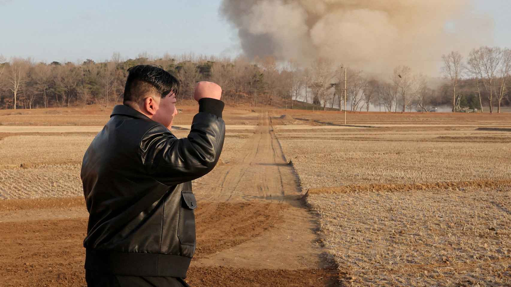 Kim Jong Un supervisando