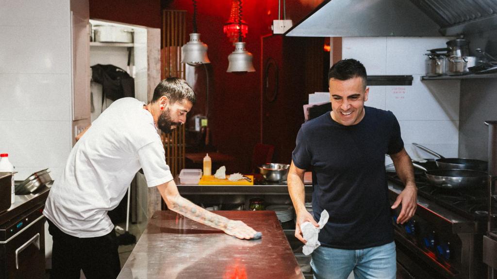 Los dos cocineros, en acción.