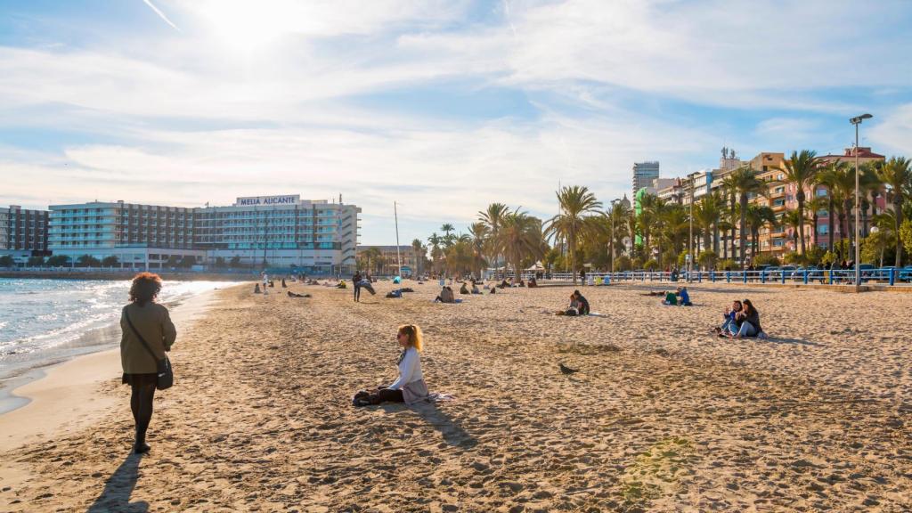 La playa del Postiguet, en una imagen de Shutterstock.