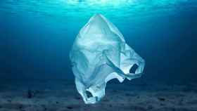 Bolsa de plástico en el océano, en una imagen de archivo.