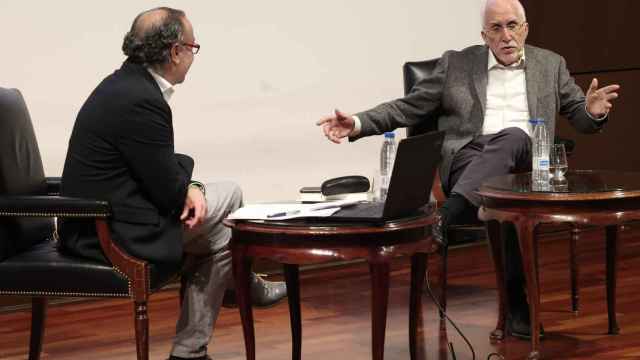 Jesús Marchamalo entrevista al ganador del Premio Cervantes 2023 Luis Mateo Díez en la primera jornada del ciclo ‘Conversaciones en la BNE’