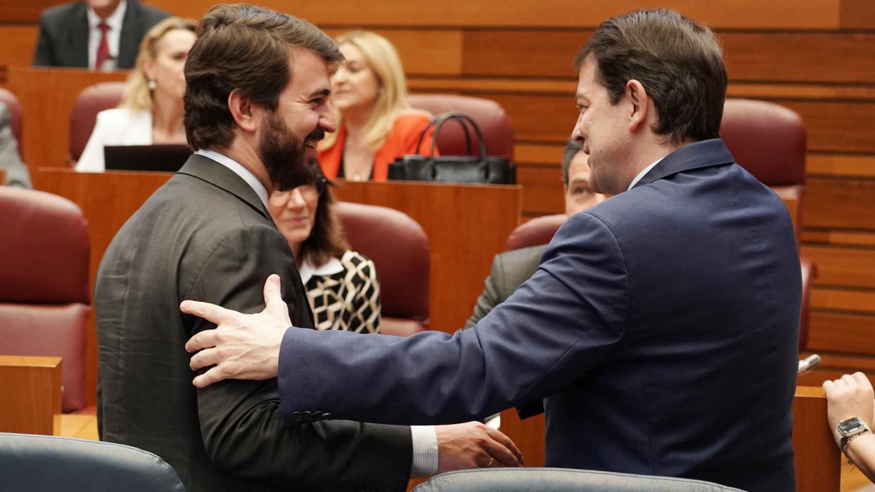 El vicepresidente de la Junta, Juan García-Gallardo, y el presidente, Alfonso Fernández Mañueco, en el pleno de las Cortes de este martes.