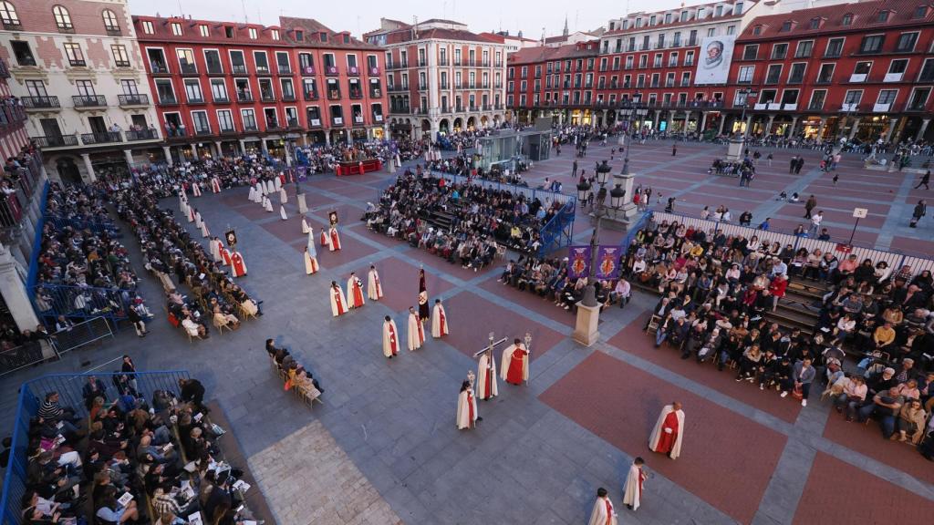 Procesión General de la Sagrada Pasión del Redentor de Valladolid, en la que desfilan 20 cofradías con 33 pasos