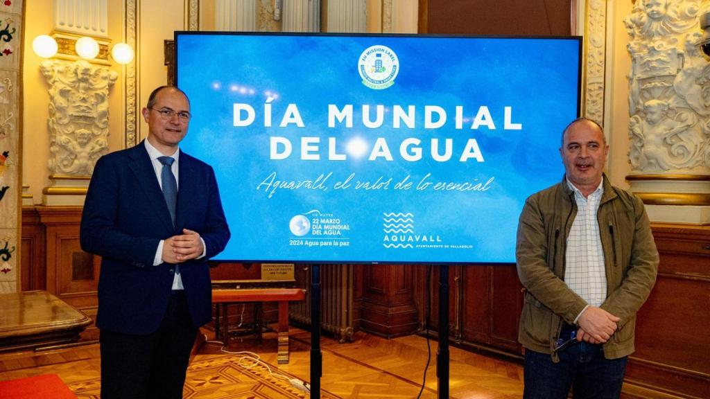 El concejal de Medio Ambiente y presidente del Consejo de Administración de Aquavall, Alejandro García Pellitero; y el gerente de Aquavall, Pedro Arroyo