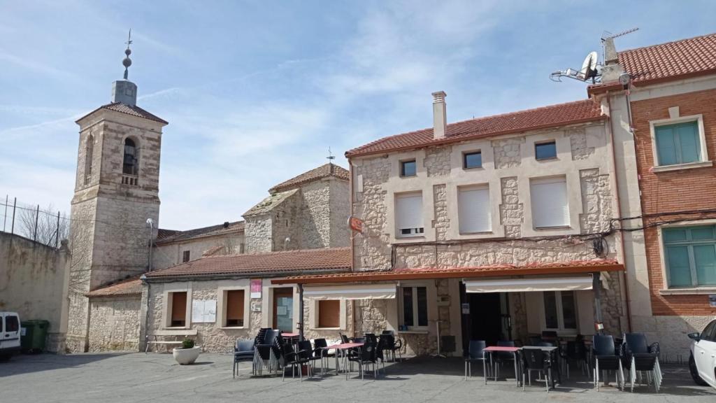 El bar-restaurante se encuentra ubicado en el centro del pueblo