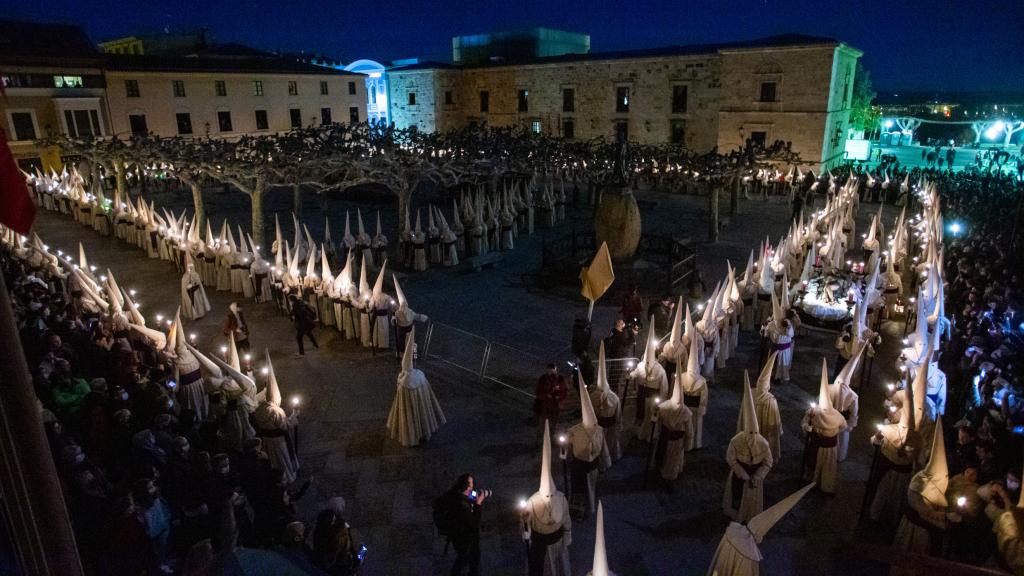 Desfile procesional de la Hermandad de Jesús Yacente