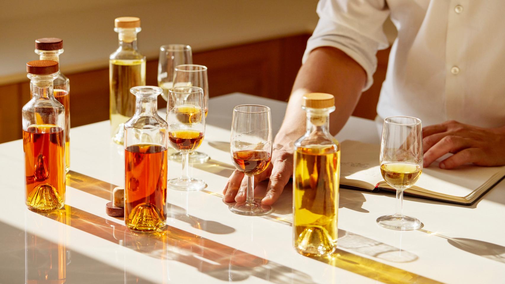 Catas de varios cognacs para ver cuál es el elegido para ser embotellado en Rémy Martin.