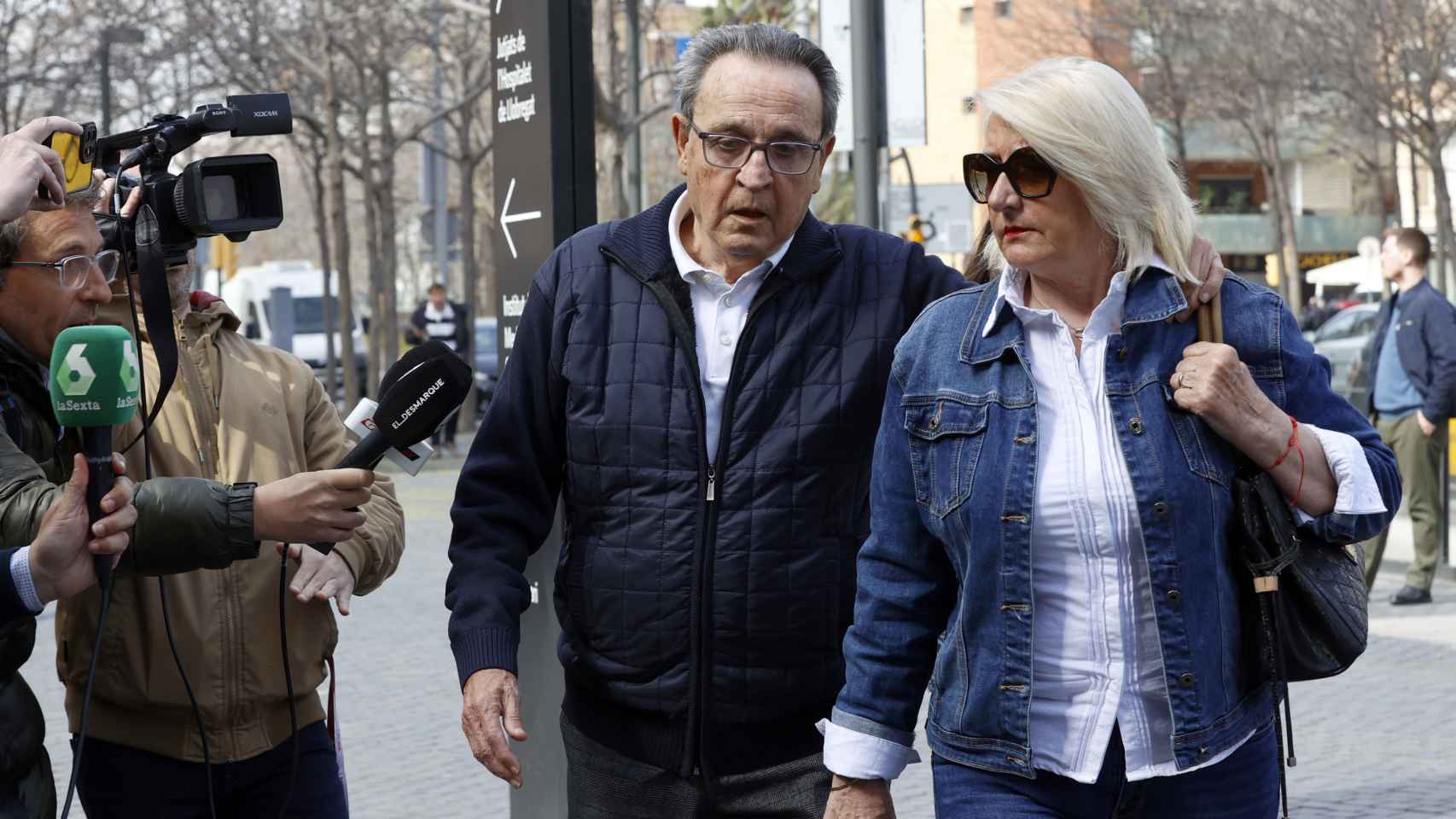 El exvicepresidente del Comité Técnico de Árbitros (CTA) José María Enríquez Negreira (i) a su llegada a la Ciudad de la Justicia de Barcelona.