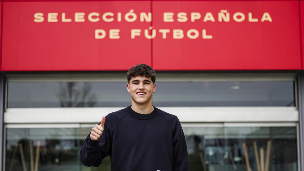 Pau Cubarsí, durante su llegada a la sede de la RFEF en Las Rozas
