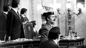 Antonio Tejero en el Congreso de los Diputados durante el intento de golpe de Estado del 23 de febrero de 1981. Foto: Europa Press