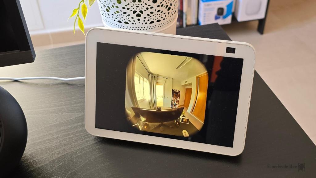 Amazon Echo Show 8 mostrando la imagen del Ring Doorbell Pro