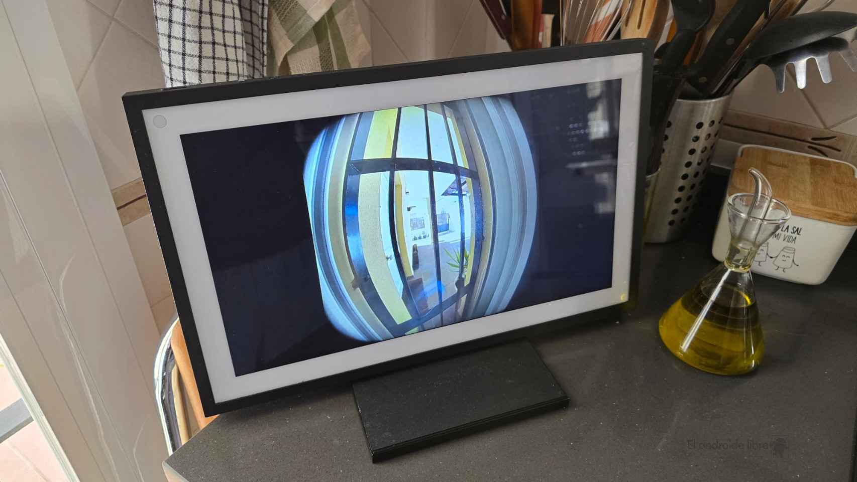 Amazon Echo Show 15 mostrando la imagen del Ring Doorbell Pro