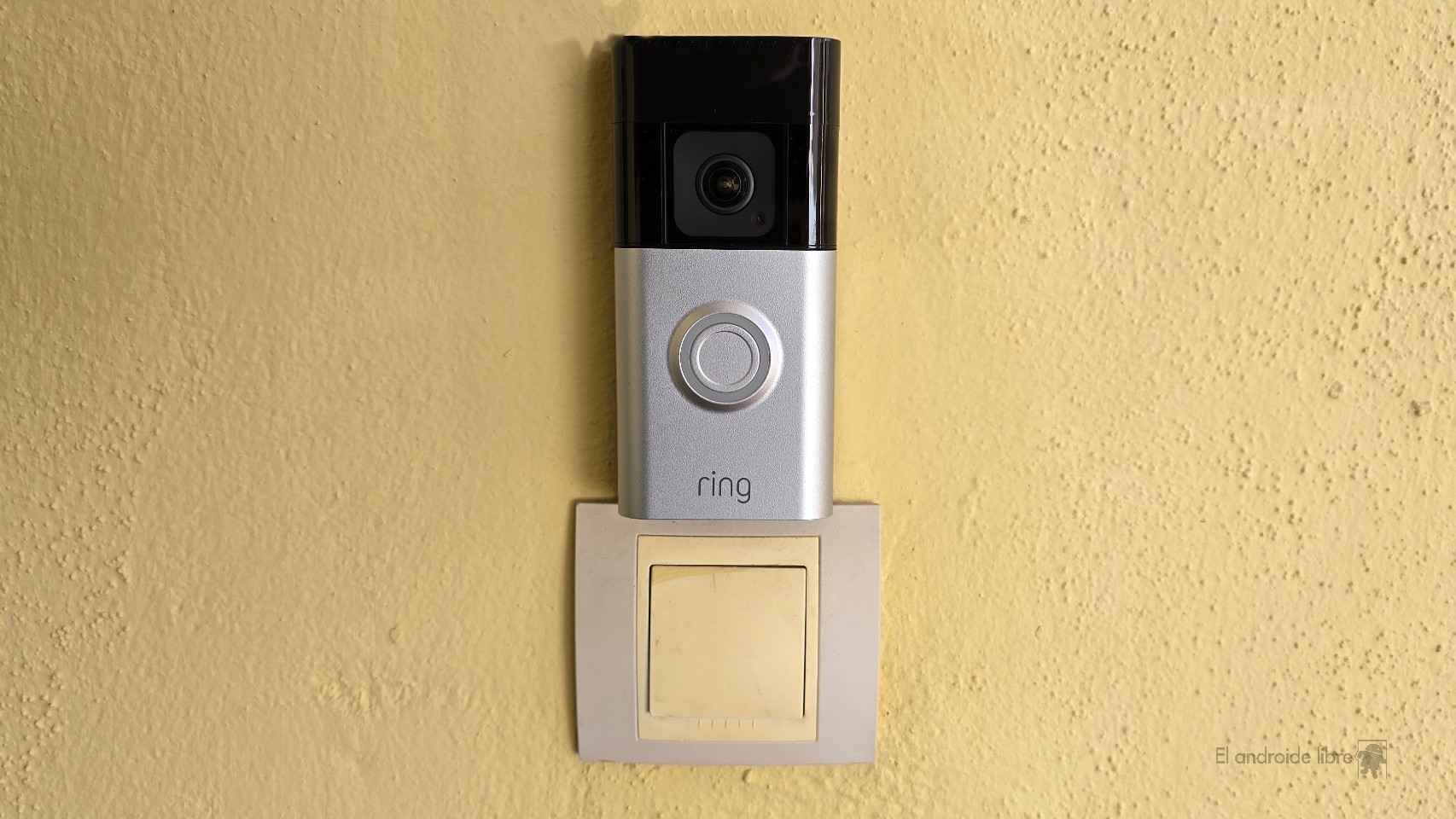 Ring Doorbell Pro junto a luz