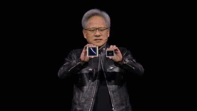 Jensen Huang, CEO de Nvidia, con los chips de la plataforma Blackwell