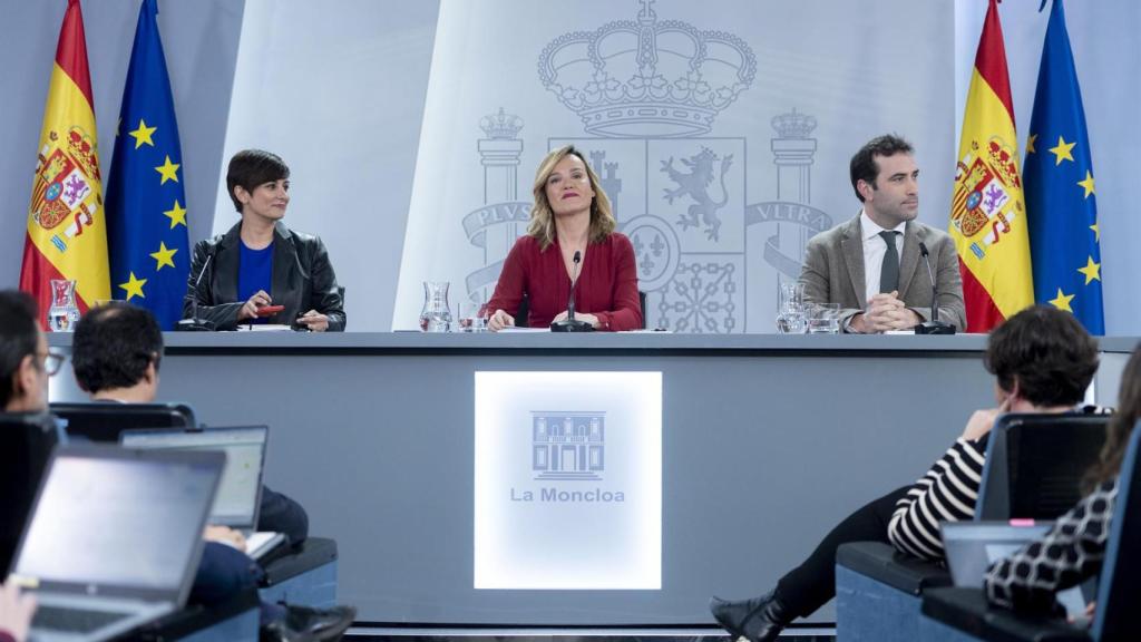 La ministra de Vivienda y Agenda Urbana, Isabel Rodríguez; la ministra de Educación, Formación Profesional y Deporte, Pilar Alegría, y el ministro de Economía, Comercio y Empresa, Carlos Cuerpo. Foto: Europa Press.