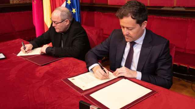 Momento de la firma entre monseñor Francisco Cerro y Carlos Velázquez. Foto: Javier Longobardo