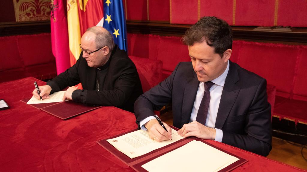 Momento de la firma entre monseñor Francisco Cerro y Carlos Velázquez. Foto: Javier Longobardo
