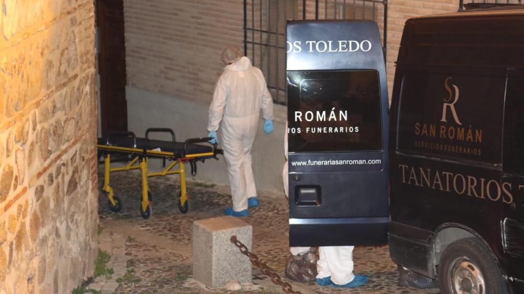 Los servicios funerarios accediendo a la vivienda.