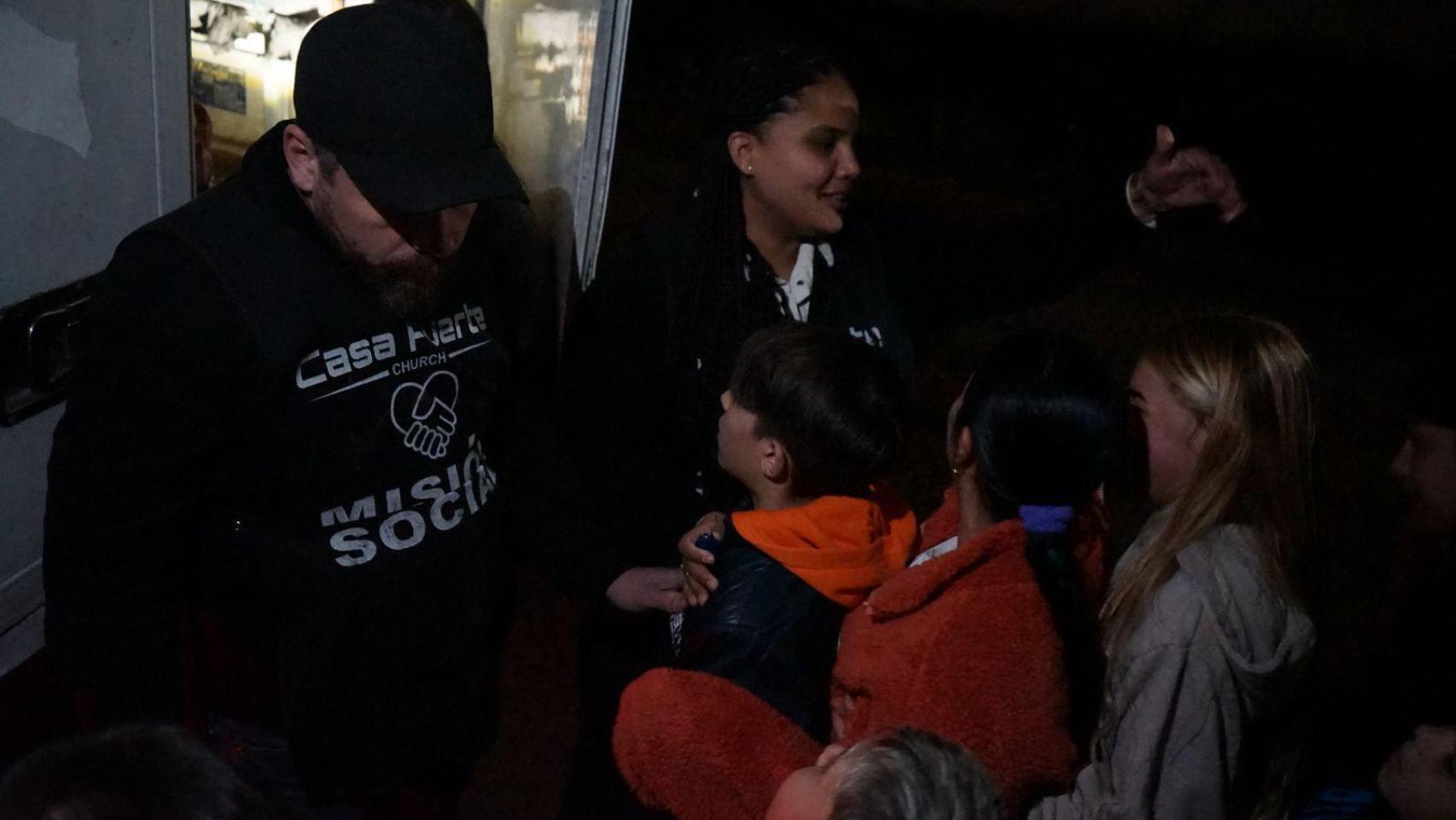 Los niños y niñas esperan su turno para recibir bolsas de juguetes.