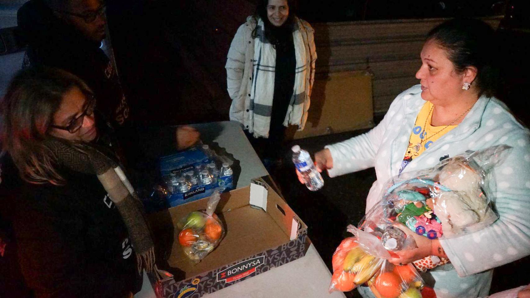 Juliana Lopes coordina el trabajo de los voluntarios y habla con los vecinos.