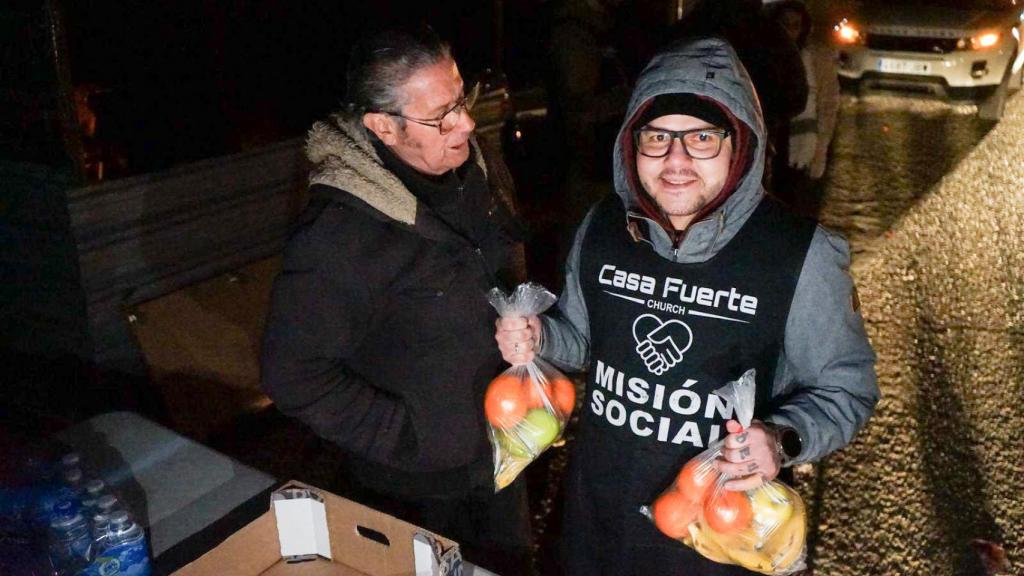 Robson Rodrigues, junto a un vecino.