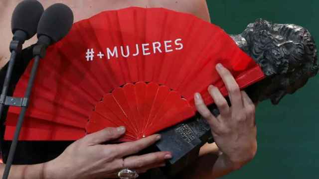 Imagen de archivo del abanico rojo de los premios Goya de 2018 con el lema #MasMujeres.