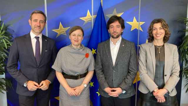 Vera Joorová, vicepresidenta de la comisión europea, este martes, entre José Ramón Bauzá, Adrián Vázquez y Eva Poptcheva (Cs).